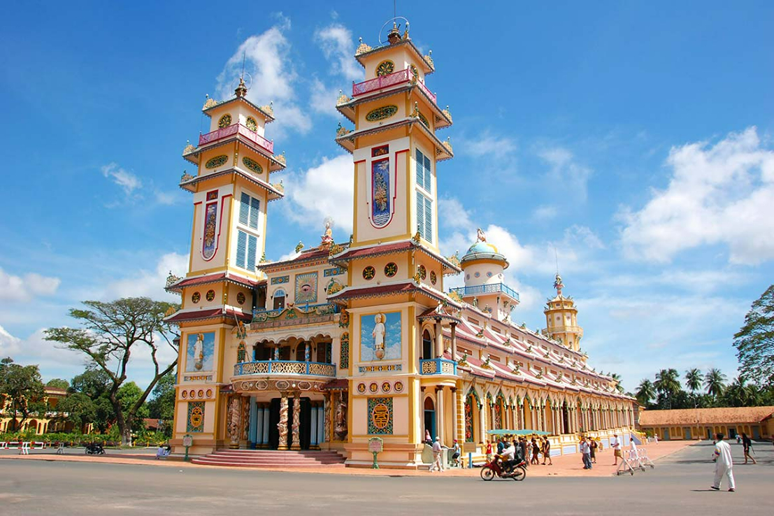 The Sacred Cao Dai Tempel & Cu Chi Tunnels